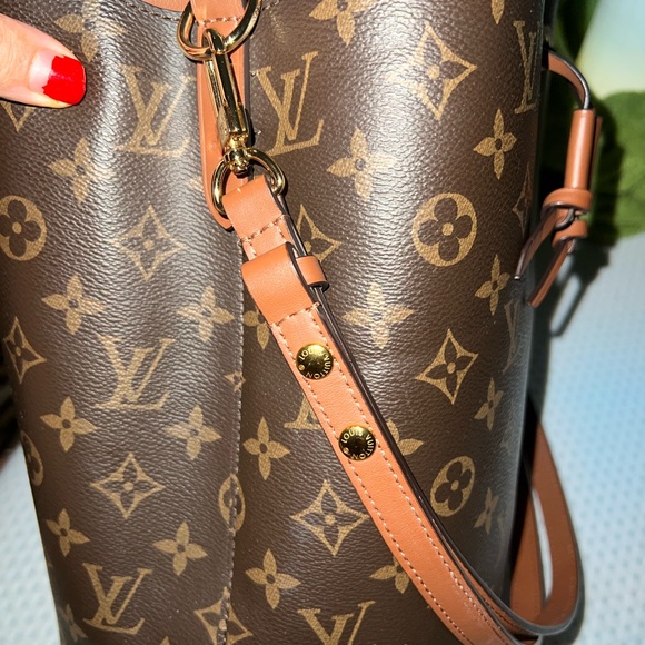LOUIS VUITTON Neonoe MM Monogram Canvas Shoulder Bag - Picture 4 of 10